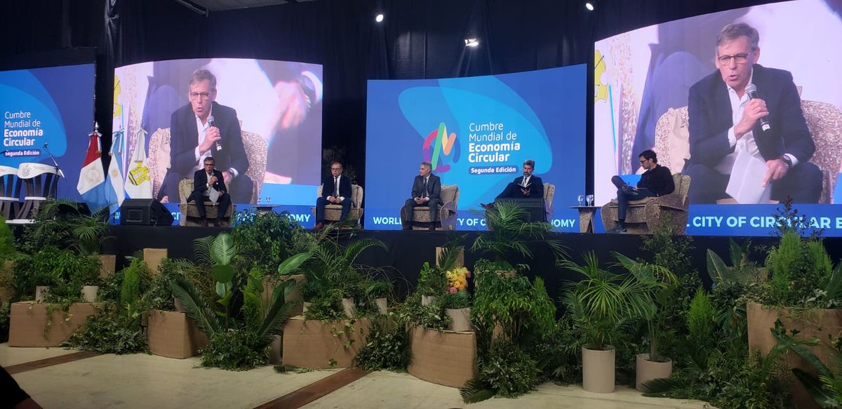 El intendente expuso la experiencia que se viene desarrollando en Santa Fe capital desde la pandemia para promover una mayor recuperación de residuos reutilizables.