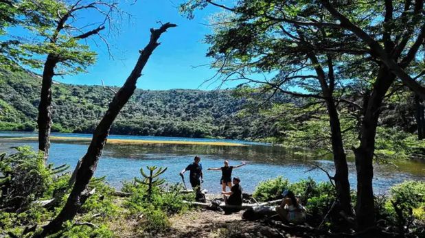 El lago Ruca Choroy ofrece camping y playas naturales en pleno Parque Nacional Lanín.