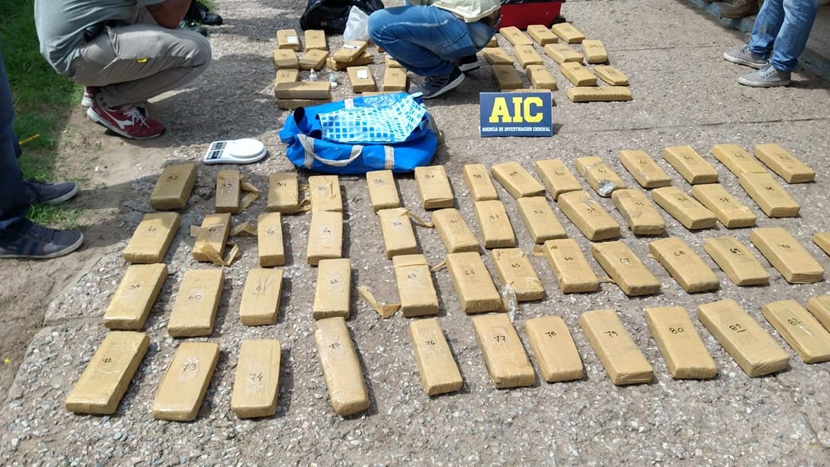 La Brigada Operativa Antinarcóticos Uno, de la Agencia de Investigación Criminal secuestro este jueves al mediodía más de 70 kilos de marihuana y detuvo a dos narcotraficantes luego de una persecución que se inició en Av. Gobernador Freyre y calle Junín, cuando los investigadores se encontraban realizando tareas de control selectivo de personas y vehículos.