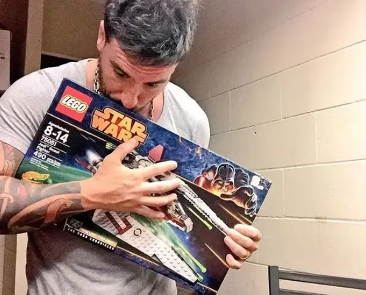 Sofía Aldrey se vengó de Fede Bal destrozando su colección de ladrillos Lego.