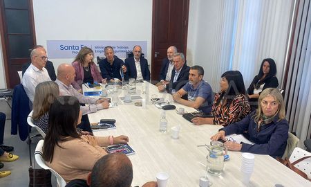 Este lunes se reanudaron las negociaciones salariales entre el gobierno provincial y los docentes de Amsafé. Este lunes se reanudaron las negociaciones salariales entre el gobierno provincial y los docentes de Amsafé.