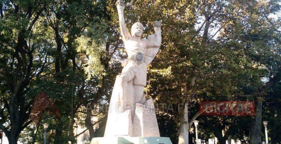Polémica placa: “campeón mundial y femicida”