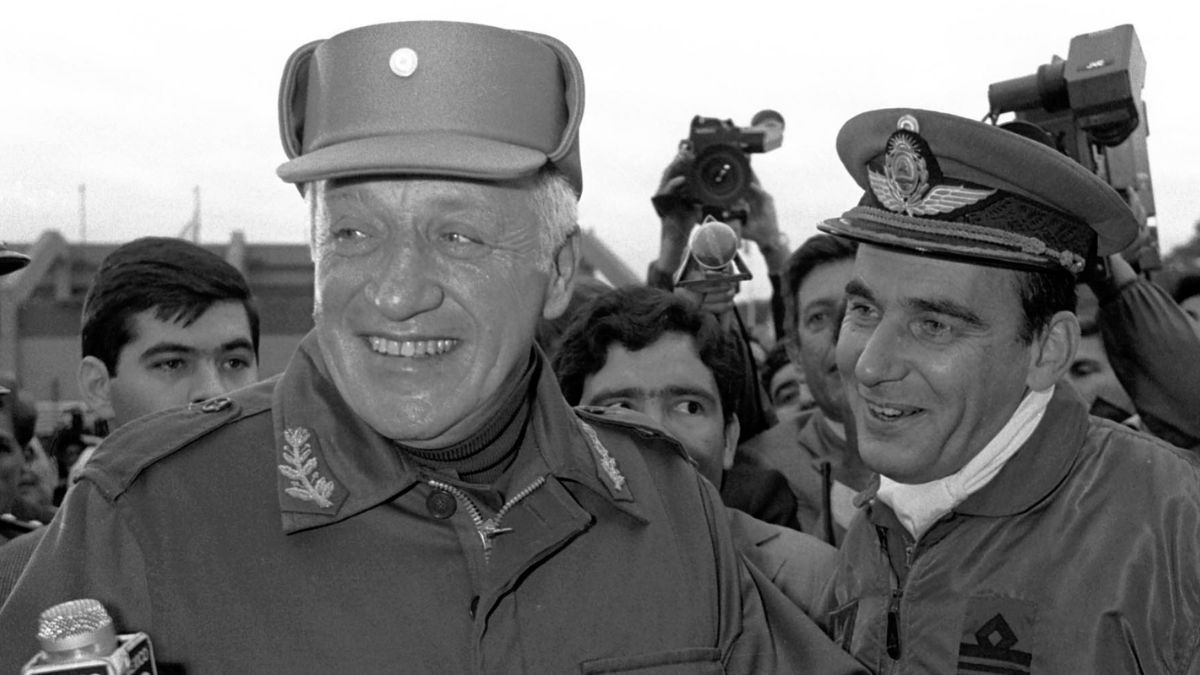 Leopoldo Galtieri sonriente, el 22 de abril de 1982, en plena Guerra de Malvinas y a pocos días de realizar una visita a las islas. Ese mismo día, Nicoletti y sus secuaces abandonaron Buenos Aires para llevar a cabo la Operación Algeciras. Leopoldo Galtieri sonriente, el 22 de abril de 1982, en plena Guerra de Malvinas y a pocos días de realizar una visita a las islas. Ese mismo día, Nicoletti y sus secuaces abandonaron Buenos Aires para llevar a cabo la Operación Algeciras.