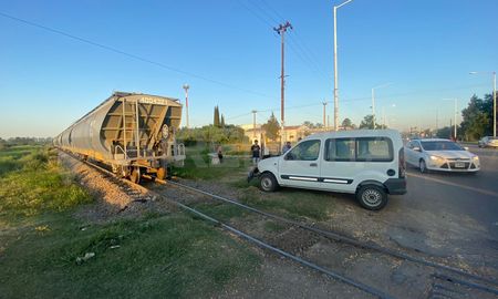 Accidente en la Autovía 19: una camioneta se incrustó en un vagón del Belgrano Cargas. Accidente en la Autovía 19: una camioneta se incrustó en un vagón del Belgrano Cargas.
