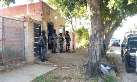 Al menos 10 allanamientos se realizan en el asentamiento La Carbonilla Al menos 10 allanamientos se realizan en el asentamiento La Carbonilla
