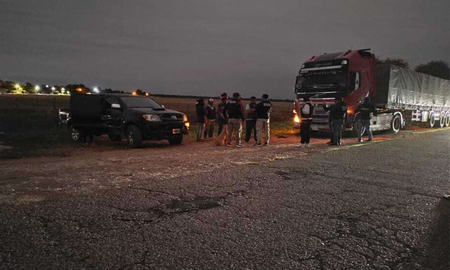 Detuvieron una banda narco que transportaba droga tras una llamada anónima en La Rioja Detuvieron una banda narco que transportaba droga tras una llamada anónima en La Rioja