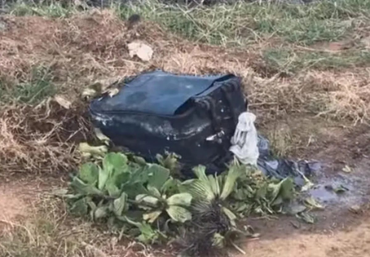 El hijo del hombre encontrado descuartizado adentro de una valija arrojada en una plaza del partido bonaerense de Lanús fue detenido este lunes por la tarde. El hijo del hombre encontrado descuartizado adentro de una valija arrojada en una plaza del partido bonaerense de Lanús fue detenido este lunes por la tarde. 