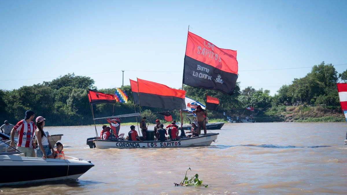 Las embarcaciones con hinchas de Colón.