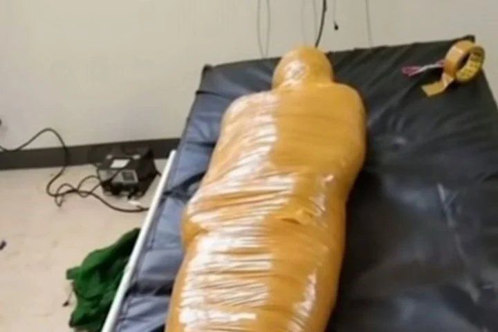 Comparación dolorosa. Tras colocarle la cinta dicen que quedó "como una momia". Captura YouTube.