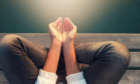 El mantra, derivado del sánscrito, es una palabra, oración o sonido sagrado que se repite durante la meditación para calmar la mente y alejar distracciones. El mantra, derivado del sánscrito, es una palabra, oración o sonido sagrado que se repite durante la meditación para calmar la mente y alejar distracciones.