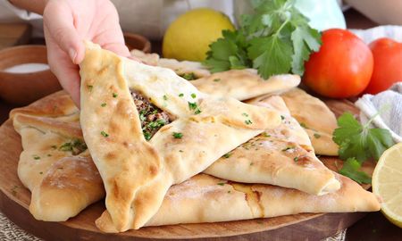 El resultado son unos fatay caseros, jugosos y llenos de sabor, que combinan lo mejor de la tradición árabe con el toque único de la cocina hecha en casa. El resultado son unos fatay caseros, jugosos y llenos de sabor, que combinan lo mejor de la tradición árabe con el toque único de la cocina hecha en casa.