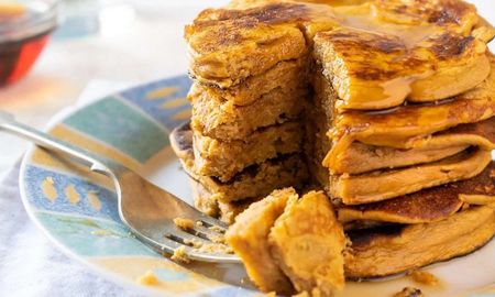 Estos deliciosos pancakes de batata son ideales para el desayuno o la merienda. Estos deliciosos pancakes de batata son ideales para el desayuno o la merienda.