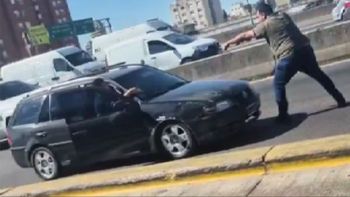 Un policía discutió con un conductor y lo apuntó con un arma