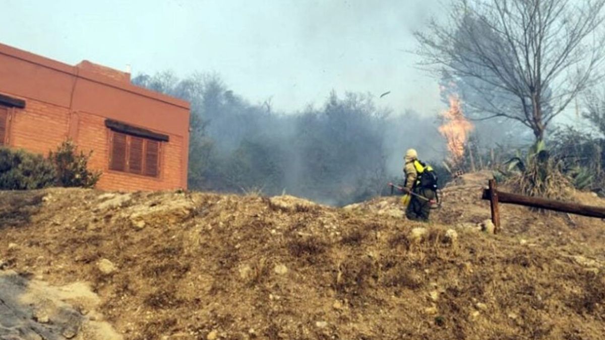 Los gobiernos de ambas provincias están trabajando arduamente para contener las llamas y proteger a las comunidades en riesgo. Los gobiernos de ambas provincias están trabajando arduamente para contener las llamas y proteger a las comunidades en riesgo.