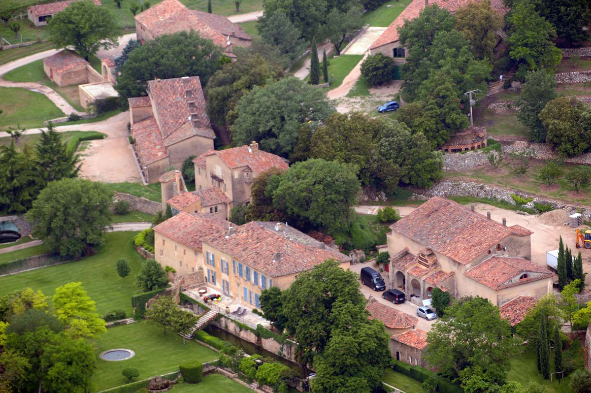 Una vista a&eacute;rea de Ch&acirc;teau Miraval, la finca francesa que disputan Brad Pitt y Angelina Jolie.