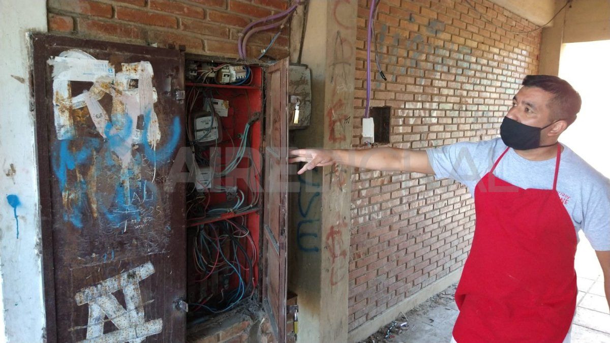 Los cables que robaron se extienden desde la caja de luz que distribuye el servicio hasta la llegada los dos comercios.