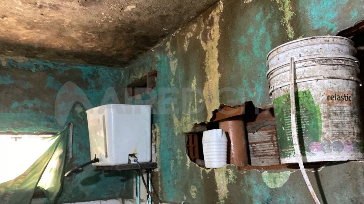 Monoblock N° 2: Parte de las postales de los departamentos son las paredes descascaradas por las filtraciones y los baldes que atajan el agua.