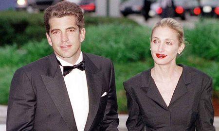 La serie recrea el romance entre John F. Kennedy Jr. y Carolyn Bessette bajo el asedio constante de los medios en los años 90. La serie recrea el romance entre John F. Kennedy Jr. y Carolyn Bessette bajo el asedio constante de los medios en los años 90.