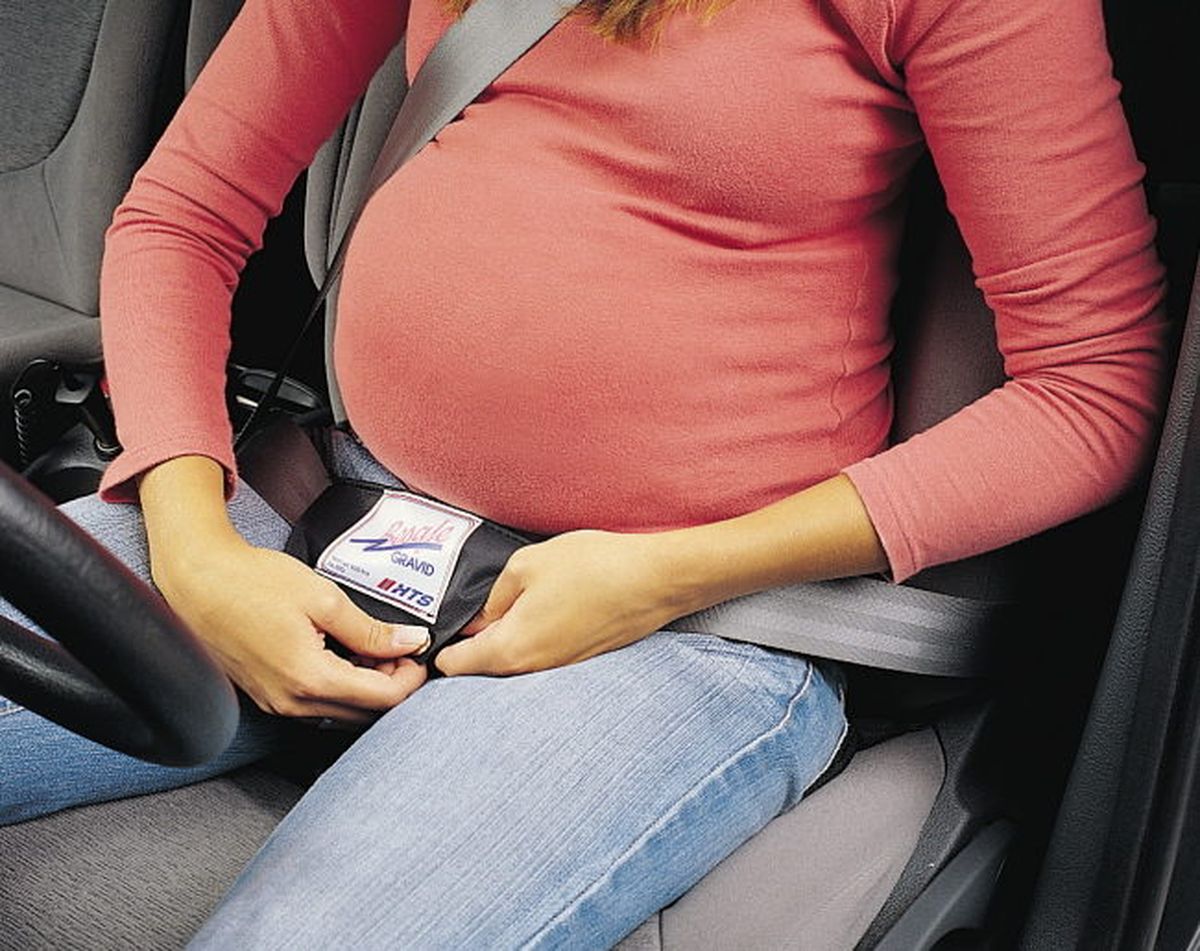 Una mujer embarazada que conduce tiene el mismo riesgo de sufrir un accidente de tránsito que cualquier otra persona. Una mujer embarazada que conduce tiene el mismo riesgo de sufrir un accidente de tránsito que cualquier otra persona.