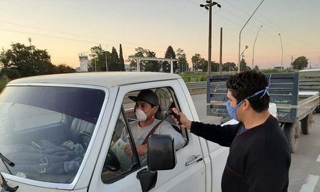Sauce Viejo - toman la temperatura a los conductores del vehículos Sauce Viejo - toman la temperatura a los conductores del vehículos
