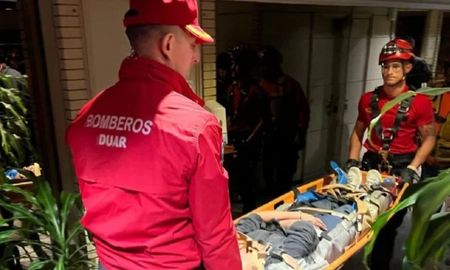 Los bomberos rescataron a la mujer y a su gato tras el accidente. Los bomberos rescataron a la mujer y a su gato tras el accidente.
