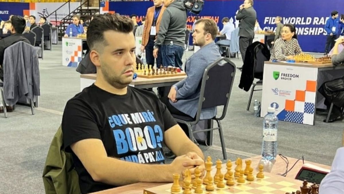 El Gran Maestro Nepomniachtchi rompió el código de vestimenta.