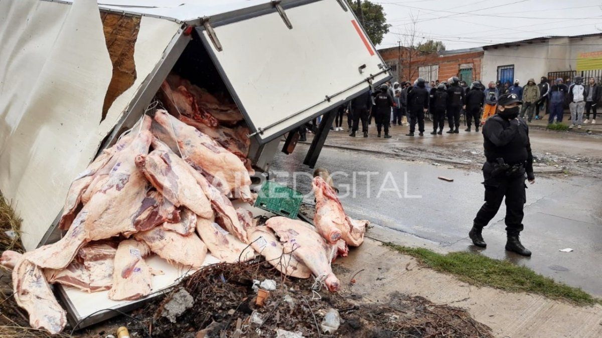 Un camión que transportaba ocho mil kilos de carne volcó en el acceso sur a Rosario