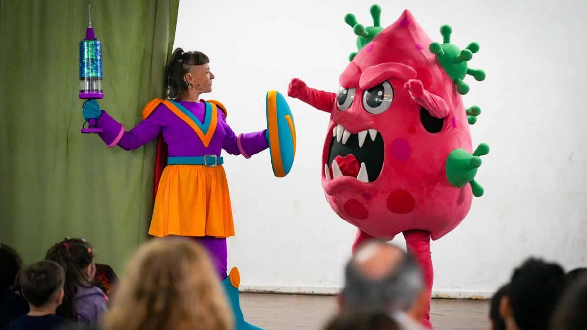 Esta estrategia del Gobierno Provincial, dirigida a más de 400.000 niños y niñas de entre 4 y 11 años, propone una modalidad innovadora que incluye una serie animada y un álbum de figuritas como herramientas para incentivar la actualización de los esquemas de vacunación. Esta estrategia del Gobierno Provincial, dirigida a más de 400.000 niños y niñas de entre 4 y 11 años, propone una modalidad innovadora que incluye una serie animada y un álbum de figuritas como herramientas para incentivar la actualización de los esquemas de vacunación.