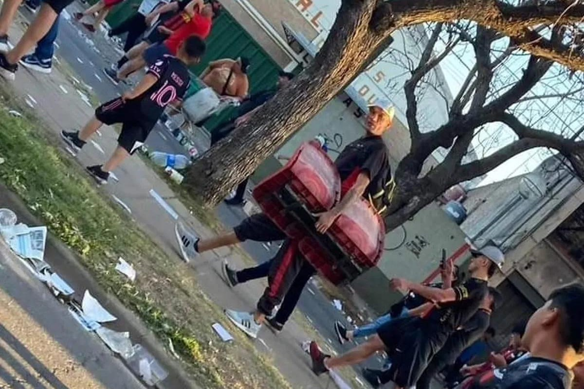 La foto del hincha que se lleva dos butacas tras el clásico.