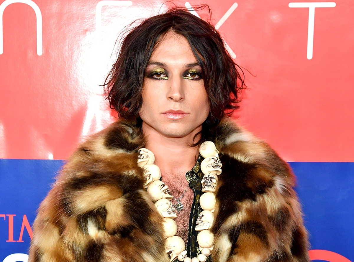 Ezra Miller pidió disculpas por sus acciones y comenzó un tratamiento por complejos problemas de salud mental