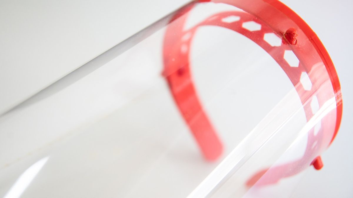 Coronavirus: la UNL fabrica 10 mil protectores faciales para trabajadores de la salud