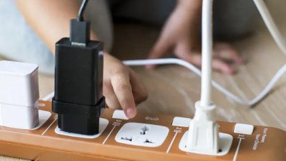 Un adolescente quería cargar su celular y murió electrocutado al enchufarlo