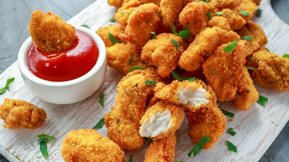 El paso a paso para realizar nuggets saludables y con pocos ingredientes. El paso a paso para realizar nuggets saludables y con pocos ingredientes.