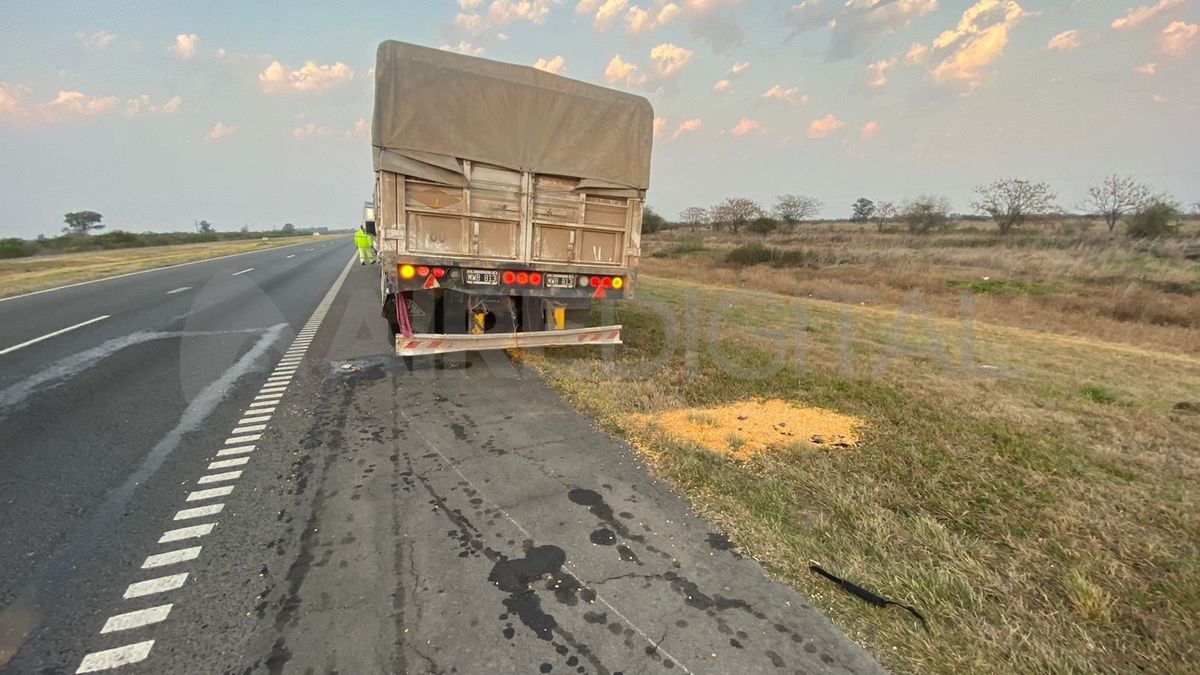El camión quedó dañado en la parte trasera.