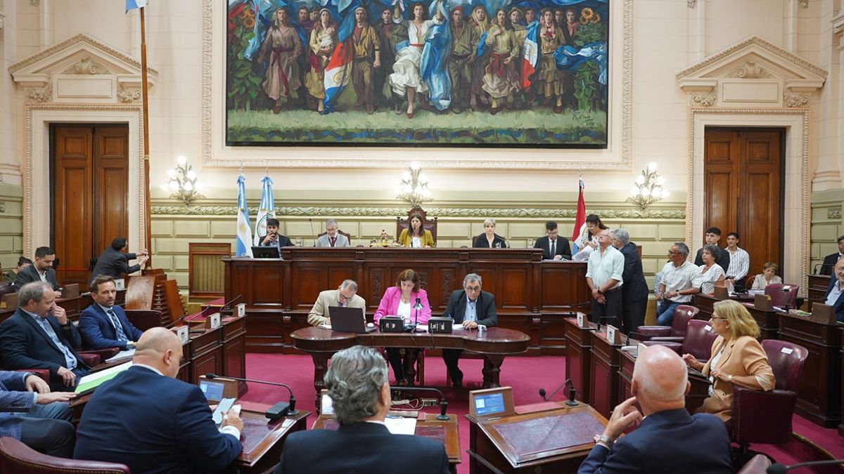 El presupuesto proyecta para el año próximo un resultado levemente superavitario de 6.127 millones de pesos.