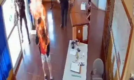La mujer, de 63 años, se roció con alcohol y accionó un encendedor dentro de la guardia de prevención de una comisaría de Campo Grande. La mujer, de 63 años, se roció con alcohol y accionó un encendedor dentro de la guardia de prevención de una comisaría de Campo Grande.