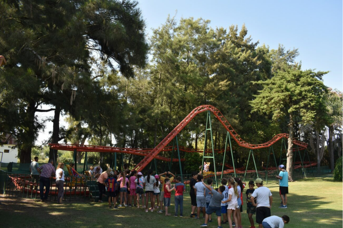 Montaña rusa en el patio