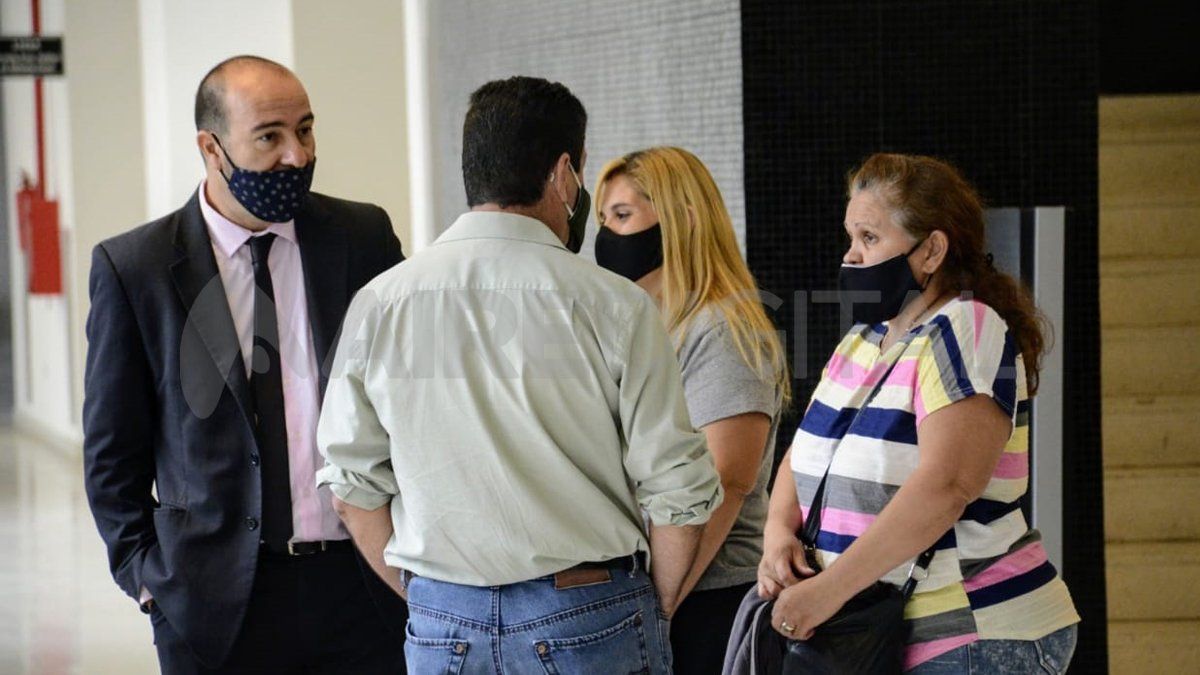 La familia de Carlos Orellano sostiene que fue salvajemente golpeado y arrojado al río. Según el estudio forense, el cuerpo tenía infiltraciones que confirman que fue agredido momentos anteriores a su muerte en piernas, tórax y en el cuello, agresión que, aseguran, le provocó la muerte por asfixia.