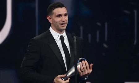El arquero campeón del mundo le dedicó unas emotivas palabras a sus padres luego de recibir el premio FIFA The Best. El arquero campeón del mundo le dedicó unas emotivas palabras a sus padres luego de recibir el premio FIFA The Best.