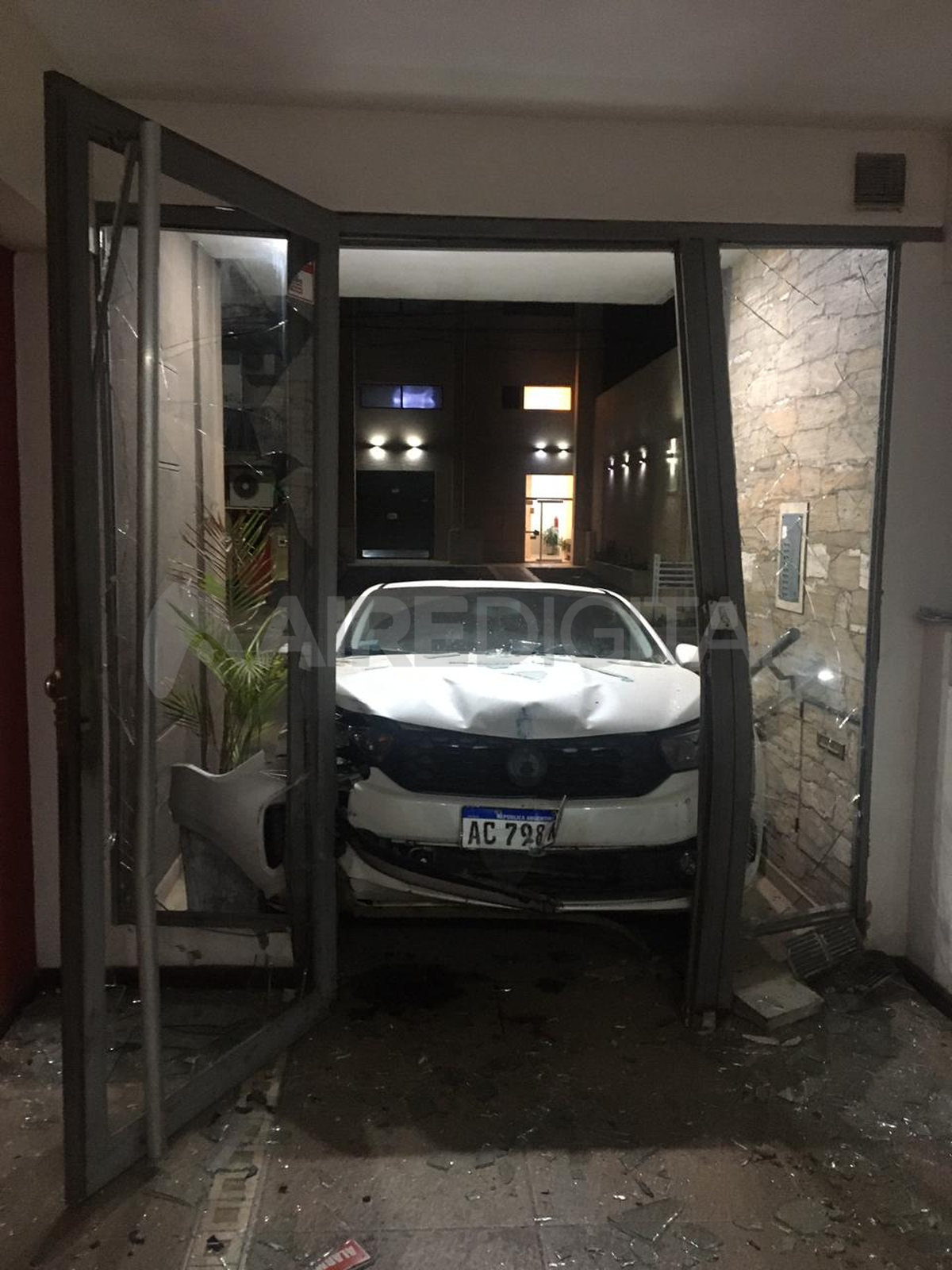 La conductora del automóvil salió ilesa del accidente