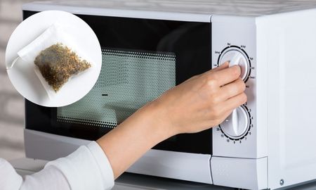 Usar una bolsa de té usada facilita la limpieza del microondas. Usar una bolsa de té usada facilita la limpieza del microondas.