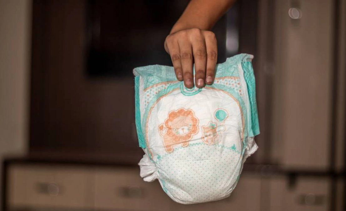 Guardaba los ahorros de su vida en un pañal y por error los tiró a la basura