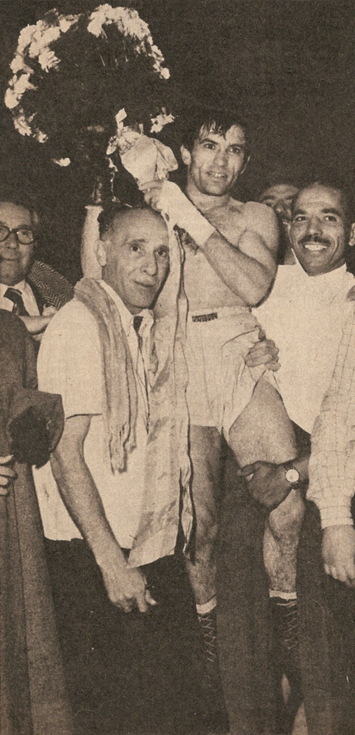 Pascualito y su entrenador, Felipe Segura (izquierda), tras la conquista del título mundial de las 112 libras o 50,802 kilos. A esta corona la retendría ocho veces más y, recién en la décima defensa, la resignaría ante el tailandés Pone Kingpetch, en Bangkok. 