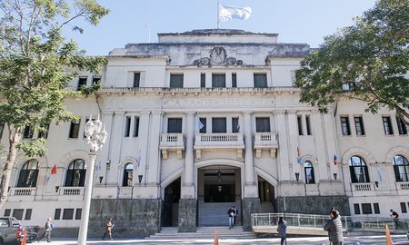 El hombre de 56 años fue denunciado por por una alumna y una ex alumna El hombre de 56 años fue denunciado por por una alumna y una ex alumna