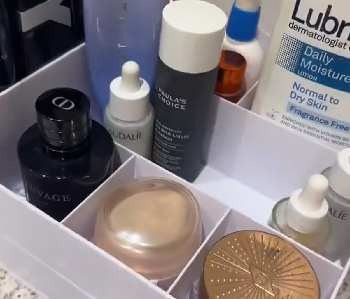 Los productos caros de cuidado de la piel que ella encontró en el baño de él la hicieron dudar y su pregunta fue viral. Los productos caros de cuidado de la piel que ella encontró en el baño de él la hicieron dudar y su pregunta fue viral.