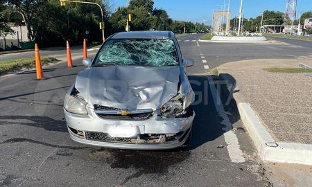 Así quedó el Chevrolet Corsa que chocó contra una motocicleta en la que iba una mujer. Así quedó el Chevrolet Corsa que chocó contra una motocicleta en la que iba una mujer.