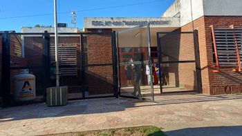 Robaron y vandalizaron una escuela de Desvío Arijón: hay cinco detenidos