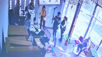 El impactante video de un hombre que destrozó todo en la EPE de San Jorge y sembró pánico