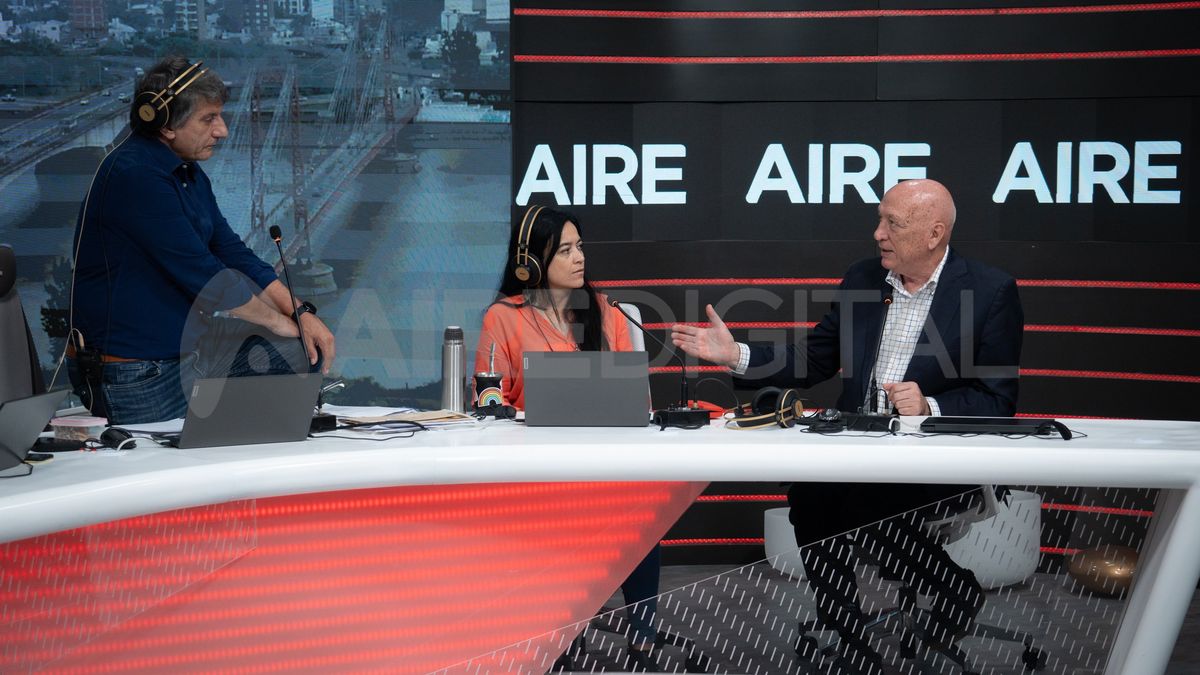 En ese sentido, Bonfatti denunció que el gobernador otorgo 300 millones de pesos al club de barrio de la ciudad de Rafaela. En ese sentido, Bonfatti denunció que el gobernador otorgo 300 millones de pesos al club de barrio de la ciudad de Rafaela.