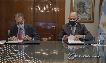 El presidende del Banco Central, Miguél Pesce junto al Gobernador Omar Perotti. El presidende del Banco Central, Miguél Pesce junto al Gobernador Omar Perotti.